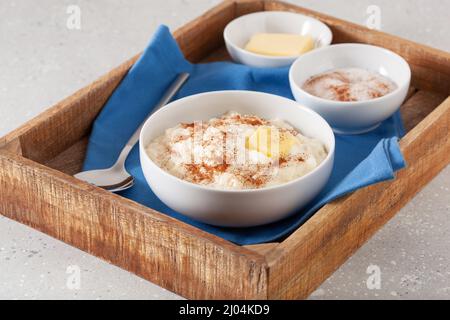 budino di riso con cannella al burro, riz au lait francese, risgrot norvegese, dessert tradizionale per la colazione Foto Stock