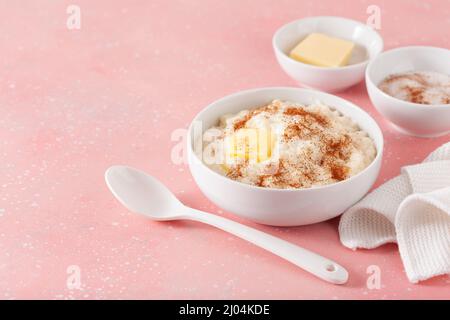 budino di riso con cannella al burro, riz au lait francese, risgrot norvegese, dessert tradizionale per la colazione Foto Stock