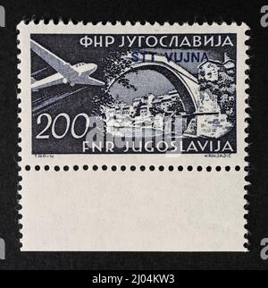 Francobollo commemorativo con l'immagine del ponte Mostar dell'ex Jugoslavia con la sovrastampa del territorio libero di Trieste, zona B del Foto Stock