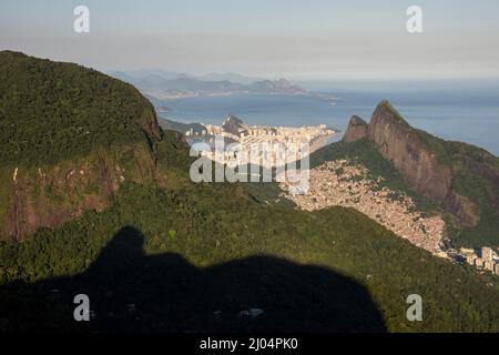 Splendida vista sulle verdi montagne della foresta pluviale e sulla città Foto Stock