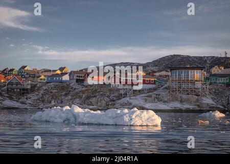 tipica città artica circondata da grandi iceberg Foto Stock