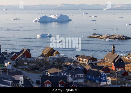 tipica città artica circondata da grandi iceberg Foto Stock