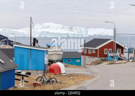 tipica città artica circondata da grandi iceberg Foto Stock