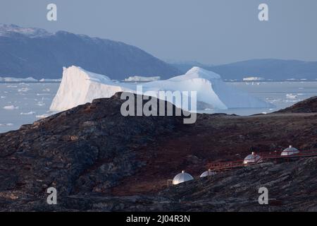 tipica città artica circondata da grandi iceberg Foto Stock