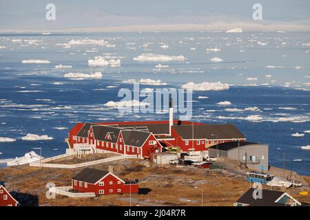 tipica città artica circondata da grandi iceberg Foto Stock