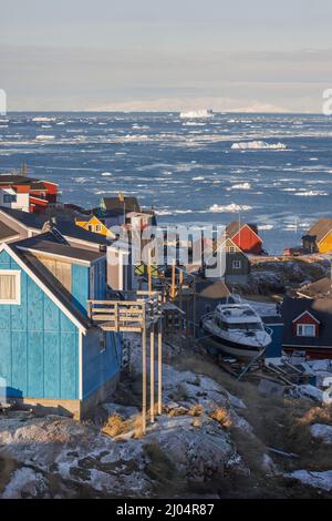 tipica città artica circondata da grandi iceberg Foto Stock