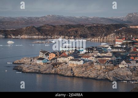 tipica città artica circondata da grandi iceberg Foto Stock