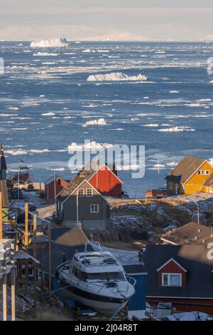 tipica città artica circondata da grandi iceberg Foto Stock