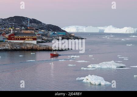 tipica città artica circondata da grandi iceberg Foto Stock
