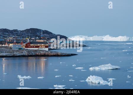 tipica città artica circondata da grandi iceberg Foto Stock