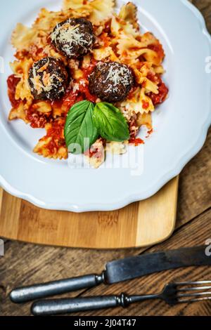 Polpette di carne italiana con salsa di pomodoro, basilico e pasta Foto Stock