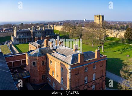 Veduta aerea del Castello di Lincoln dietro la porta Est del Castello della prigione vittoriana e della Corte Lincoln Lincolnshire Inghilterra GB Europa Foto Stock