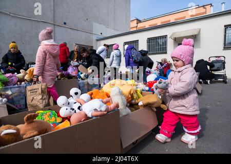 Rifugiati di guerra dall'Ucraina presso il centro di raccolta degli aiuti umanitari Satnik (Wardrobe) a Praga, Repubblica Ceca, 16 marzo 2022. (Foto CTK/Demi Ondrej) Foto Stock