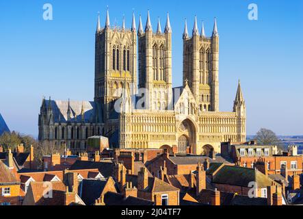 Lincoln Cathedral o Lincoln Minster dietro i tetti della città di Lincoln Lincolnshire Inghilterra Regno Unito GB Europa Foto Stock