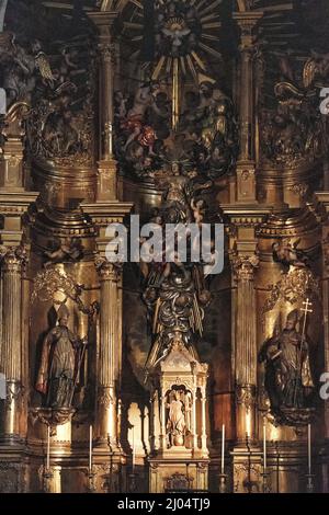 Detalles y retablo de la Capilla Mayor de la Catedral de Mondoñedo, Lugo, España Foto Stock