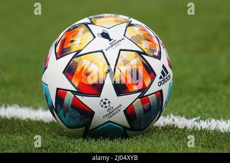 La palla ufficiale della UEFA Champions League durante la partita della UEFA Champions League tra Paris Saint Germain e Real Madrid disputata al Parque des Princes Stadium il 15 febbraio 2022 a Parigi, Spagna. (Foto di PRESSINPHOTO) Foto Stock