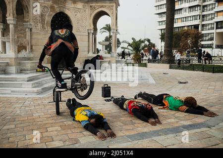 Izmir, Konak, Turkiye. 16th Mar 2022. Popolo africano Visualizza un fronte spettacolo della storica torre dell'orologio in Piazza Konak della città di Izmir. Turkiye. (Credit Image: © Uygar ozel/ZUMA Press Wire) Foto Stock