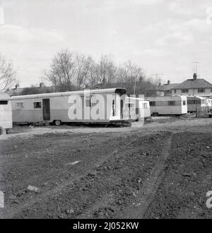 1960s, storico, su un pezzo di derlict terra dietro una certa casa, una lunga roulotte con ruote - più lunga in Inghilterra? - Parcheggiato in uso come casa mobile, Oxford, Inghilterra, Regno Unito. Foto Stock