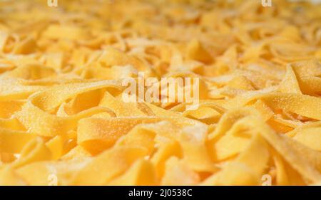 Tagliatelle. La pasta appena fatta viene messa ad asciugare. DOF. Poco profonda Foto Stock