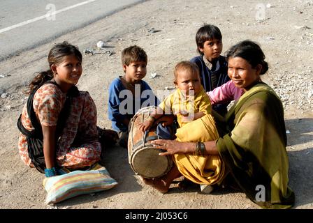 Amreli Gujarat india Sep. 30 2009 Indian Poor Family Street Performer in attesa di clienti Foto Stock