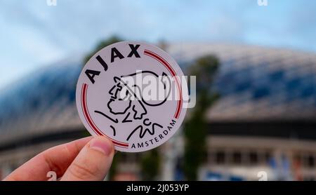 12 settembre 2021, Amsterdam, Paesi Bassi. L'emblema della squadra di calcio AFC Ajax sullo sfondo di uno stadio moderno. Foto Stock