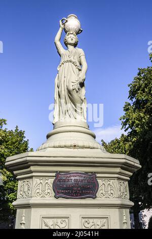 Una fontana per bere eretta da Robert Gordon MD 'al suo villaggio nativo' nel 1915 nella piazza della città di Tomintoul, Moray, Scozia Regno Unito. Foto Stock