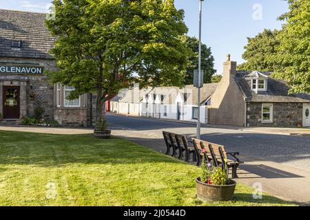 Luce serale sugli edifici tradizionali sulla Main Street a Tomintoul, Moray, Scozia Regno Unito. Foto Stock