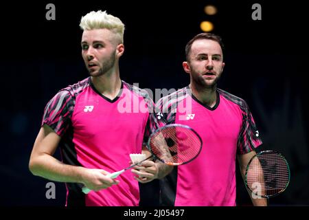 Ben Lane e Sean Vendy (a sinistra) in Inghilterra in azione contro Tan Kian Meng e Tan Wee Kiong della Malesia durante il giorno uno dei YONEX All England Open Badminton Championships presso l'Otilita Arena Birmingham. Data foto: Mercoledì 16 marzo 2022. Foto Stock