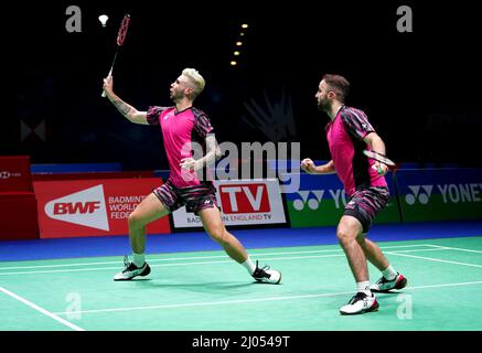 Ben Lane e Sean Vendy (a sinistra) in Inghilterra in azione contro Tan Kian Meng e Tan Wee Kiong della Malesia durante il giorno uno dei YONEX All England Open Badminton Championships presso l'Otilita Arena Birmingham. Data foto: Mercoledì 16 marzo 2022. Foto Stock