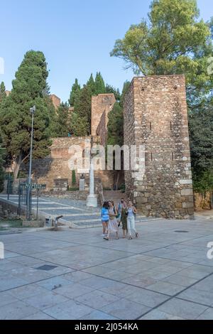 Malaga Spagna - 09 15 2021: Vista al turista che visita e passeggiare sul Malaga Alcazaba edificio ingresso, fortezza e percorso pedonale croce Foto Stock