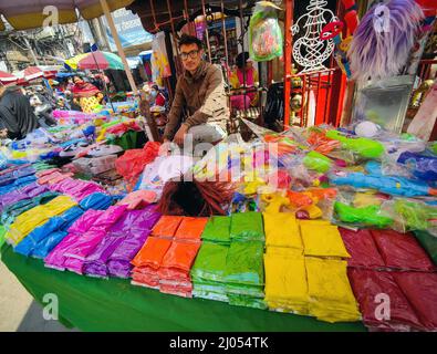 Kathmandu, Bagmati, Nepal. 16th Mar 2022. Un venditore vende polveri colorate in un mercato locale alla vigilia del festival Holi a Kathmandu, Nepal il 16 marzo 2022. Il festival Holi, conosciuto anche come il festival dei colori, annuncia l'arrivo della primavera.il festival indù di Holi, o il festival dei colori, sarà celebrato in tutto il Nepal il 17 marzo di quest'anno. (Credit Image: © Sunil Sharma/ZUMA Press Wire) Foto Stock