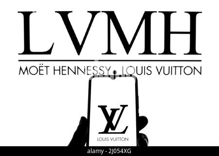 Spagna. 11th Mar 2022. In questa illustrazione della foto viene visualizzato un logo Louis Vuitton su uno smartphone con un logo LVMH sullo sfondo. (Credit Image: © Thiago Prudencio/SOPA Images via ZUMA Press Wire) Foto Stock