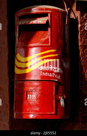 Amreli Gujarat india Sep. 30 2009 primo piano della vecchia casella postale indiana di colore rosso tradizionale o casella postale lettera alla stazione ferroviaria di Amreli. Foto Stock