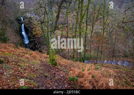 Scalini che conducono alla forza aerea vicino Ullswater in inverno, Lake District, Inghilterra Foto Stock