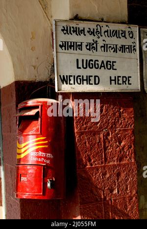 India Sep 30; 2009 primo piano di tradizionale colore rosso vecchio indiano mailbox o casella postale lettera e manuale bagaglio pesatrice o bilance ad Amreli. Foto Stock