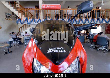 Amreli Gujarat India Sep.30 2009 Big Bike Honda Classic Red MODEL MODEL moto New Model Super BIKE at showroom Big Wing Amreli District Foto Stock