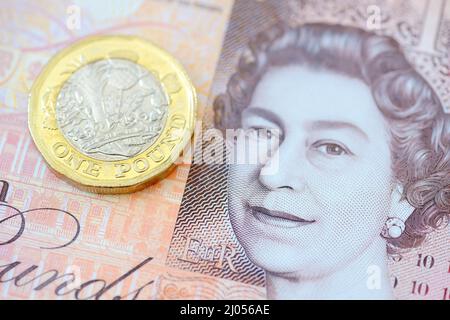 Pound Coin su dieci Pound nota, valuta britannica, Close Up Foto Stock