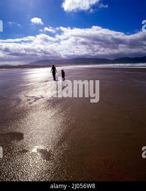 Madre e figlia camminano sul Tramore Strand Ardara, Contea di Donegal, Irlanda Foto Stock