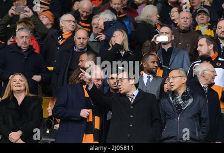 Il presidente dei lupi Jeff Shi con l'ex proprietario Steve Morgan. Wolverhampton Wanderers / Birmingham City a Molineux 12/04/2018 - Campionato Sky Bet Foto Stock