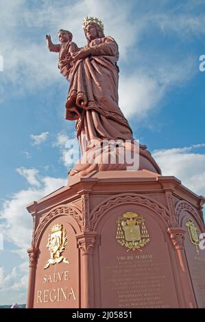 Statua della Beata Vergine, le Puy-en-Velay, Auvergne, Haute Loire, Francia. Questa statua fu eretta nel 1860 utilizzando il ferro del 213 canno Foto Stock