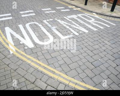 No ingresso, cartello raffigurato su una strada cittadina attraversata da un bivio di give way. Foto Stock