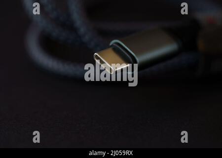 Primo piano di un cavo usb con il connettore Type-C posizionato sulla tastiera Foto Stock