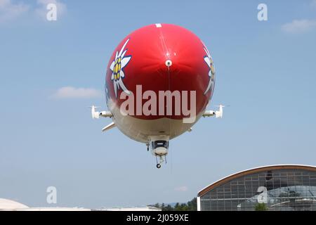 Zeppelin in volo sopra Friedrichshafen vicino al Lago di Costanza. Germania Foto Stock