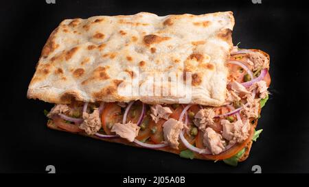 Pizza al taglio a due strati isolata su nero Foto Stock