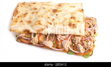 Pizza a due strati al taglio isolata su bianco Foto Stock