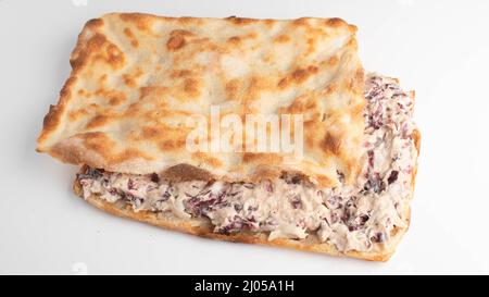 Pizza a due strati al taglio isolata su bianco Foto Stock