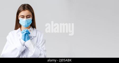 Covid-19, prevenzione di virus, salute, operatori sanitari e concetto di quarantena. Medico speranzoso in scrub e maschera medica, protettivo personale Foto Stock