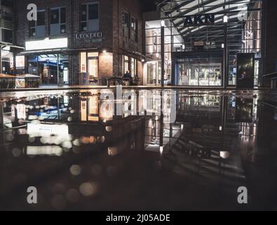 Foto di strada di notte con luce artificiale Foto Stock