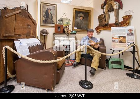 Surrey Heath Museum and Gallery a Camberley, Surrey, Inghilterra, Regno Unito. Seconda guerra mondiale salotto e casa guardia uomo diorama. Foto Stock