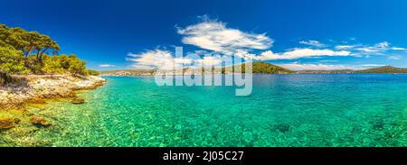 Vista panoramica della costa adriatica vicino al villaggio di Rogoznica, una popolare destinazione turistica sulla costa dalmata del mare Adriatico in Croazia, Europa. Foto Stock